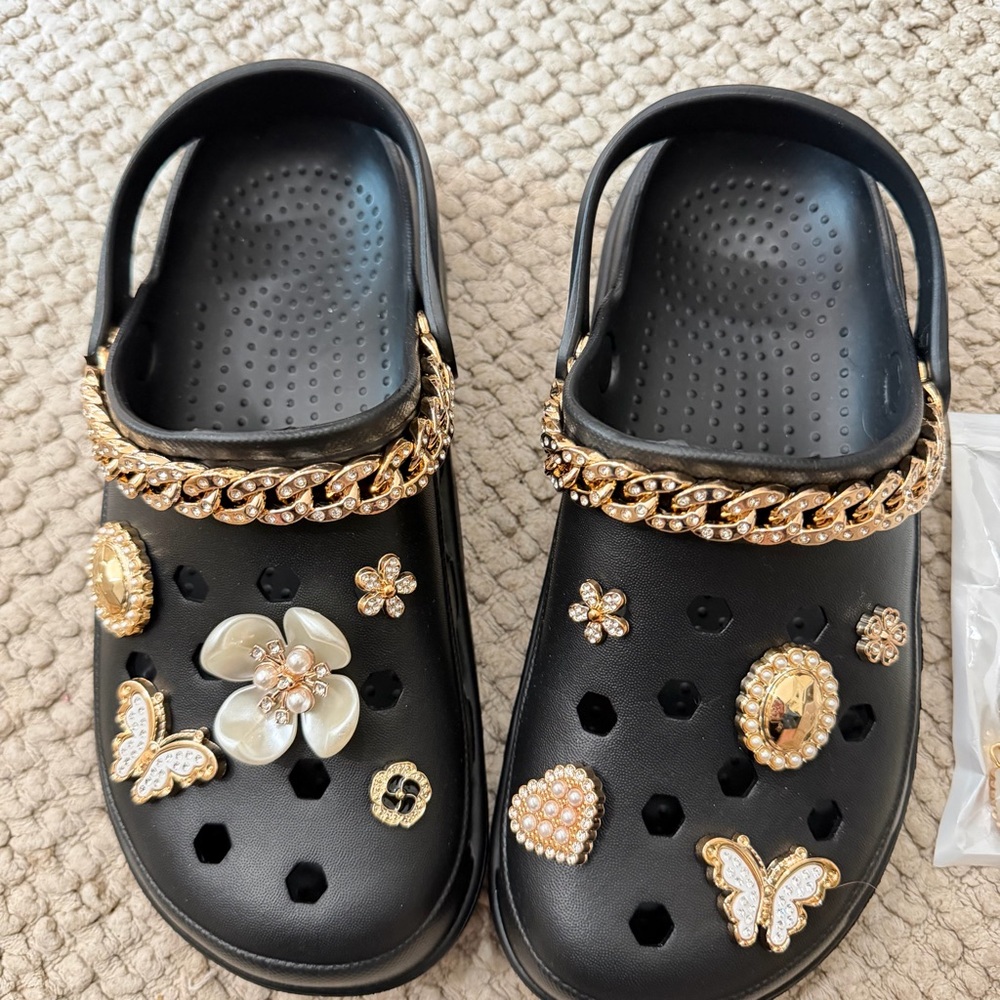 Pimio Women’s Charm Clogs NWOT Comes With Extra Charms SZ 8